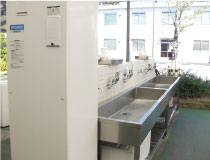 屋外大型給湯器および手洗場